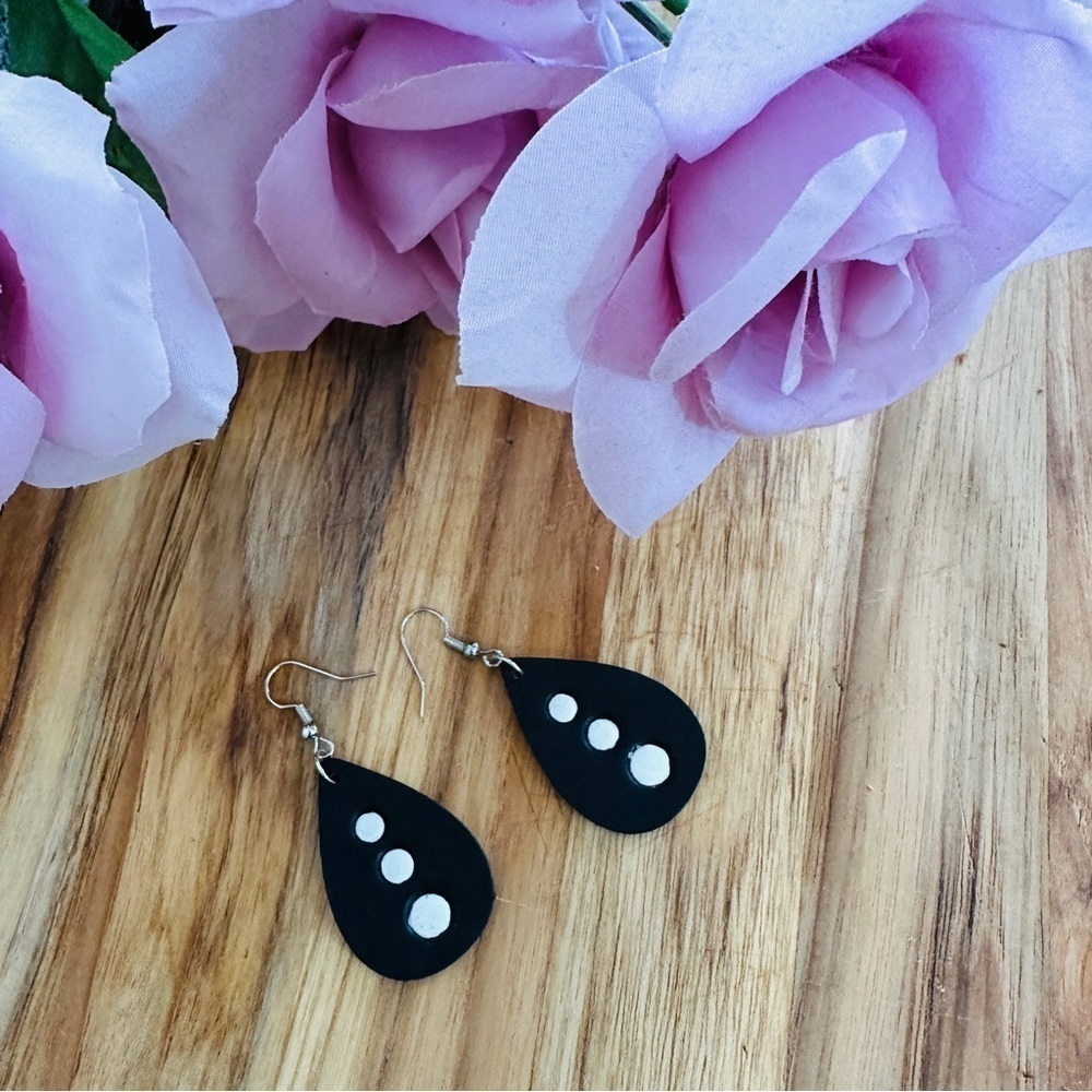 Boho Hand Crafted Style Hand Tooled Teardrop Leather Earrings Black & White